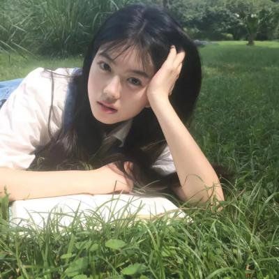 坐在酒吧里吃蛋糕